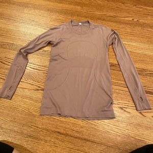 Lululemon Swiftly tech long sleeve 2.0 size 8, fits like a 6!